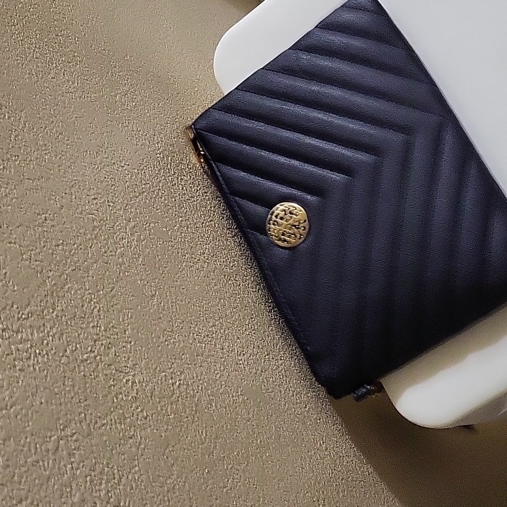 A purse - Picture 9 of 12